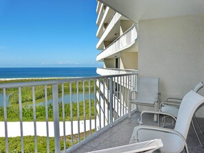 Leilighet, 1 kingsize-seng med sovesofa (Beachfront condo with pool and balcon) | Balkong