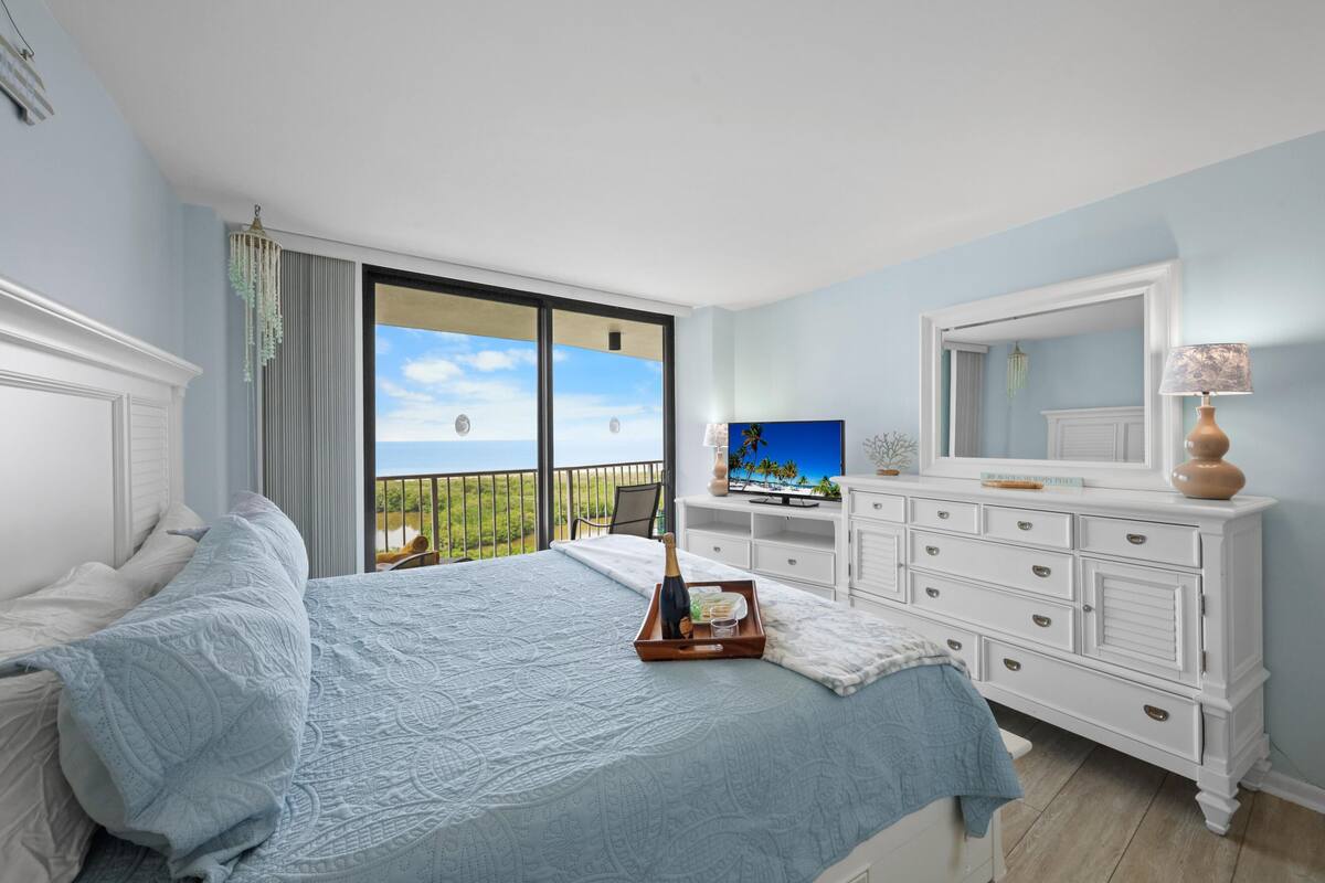 Tabla de planchar con plancha, wifi gratis y ropa de cama
