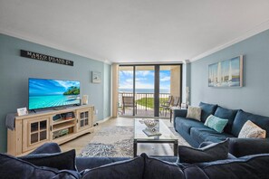 Leilighet, 1 kingsize-seng med sovesofa (Beachfront condo with pool and balcon) | Oppholdsområde | Flatskjerm-TV