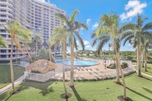 Appart'hôtel, 1 très grand lit (Ideal beachfront condo with pool and ) | Piscine