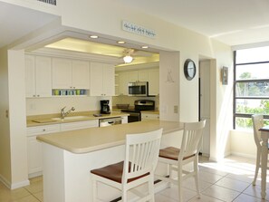 Condo, 1 King Bed (Ideal beachfront condo with pool and ) | In-room dining