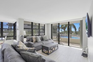 Condo, 1 King Bed (Ideal beachfront condo with pool and ) | Living room