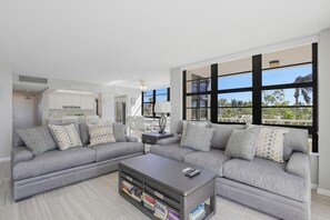 Appart'hôtel, 1 très grand lit (Ideal beachfront condo with pool and ) | Salle de séjour | Télévision à écran plat