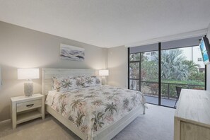 Apartamento, 1 cama de matrimonio grande con sofá cama (Peaceful condo with pool and steps to) | 2 dormitorios, tabla de planchar con plancha, wifi gratis y ropa de cama