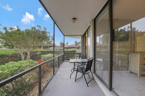 Apartamento, 1 cama de matrimonio grande con sofá cama (Peaceful condo with pool and steps to) | Restaurante al aire libre