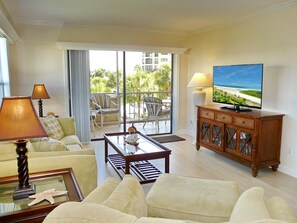 콘도, 침대(여러 개) (Bright condo in community with pool/s) | 거실 공간 | 평면 TV