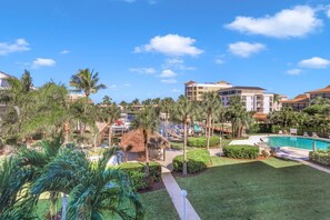 콘도, 침대(여러 개) (Bright condo in community with pool/s) | 수영장 | 온수 수영장