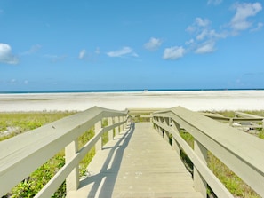 Apartment, 2 Queen-Betten (Cozy beachfront condo with pool and o) | Strand