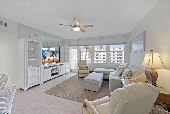 Apartment, 2 Queen-Betten (Cozy beachfront condo with pool and o) | Wohnbereich | Flachbildfernseher