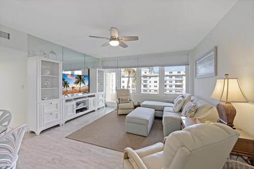 Cozy Beachfront Condo With Pool and Ocean Views
