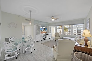 Condo, 2 Queen Beds (Cozy beachfront condo with pool and o) | Interior