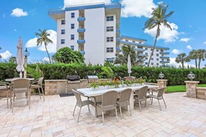 Condo, 2 camas Queen size (Cozy beachfront condo with pool and o) | Restaurante al aire libre