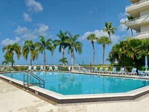 公寓客房, 2 張加大雙人床 (Cozy beachfront condo with pool and o) | 游泳池 | 溫水游泳池