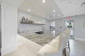 Apartment, 2 Queen-Betten (Cozy beachfront condo with pool and o) | Eigene Küche | Kühlschrank, Mikrowelle, Ofen, Herdplatte