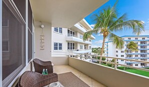 Property grounds - Cozy Beachfront Condo With Pool and Ocean Views (Marco Island)