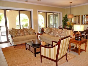 Appart'hôtel, plusieurs lits (Luxurious Esplanade condo overlooking) | Salle de séjour | Télévision à écran plat