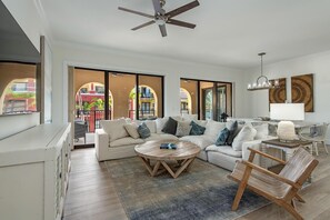 Appart'hôtel, plusieurs lits (Luxurious Esplanade condo overlooking) | Coin séjour | Télévision à écran plat