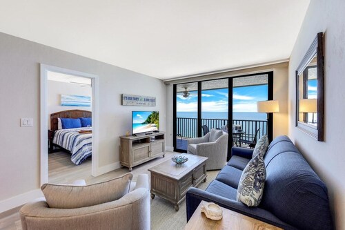 Charming Beachfront Condo With Pool, spa and Views