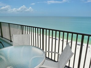 Appart'hĂŽtel, 1 grand lit et 1 canapĂ©-lit (Charming beachfront condo with pool, ) | Vue sur la plage/lâocĂ©an