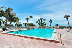 콘도, 침대(여러 개) (Beachfront condo with views of beach ) | 수영장 | 온수 수영장