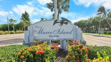 Condo, 1 King Bed (Luxurious beachfront condo with glori) | Property grounds