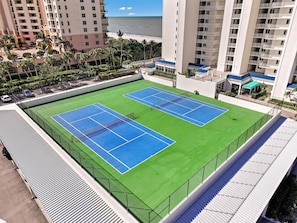 Apartment, 1 King-Bett (Luxurious beachfront condo with glori) | Sportplatz
