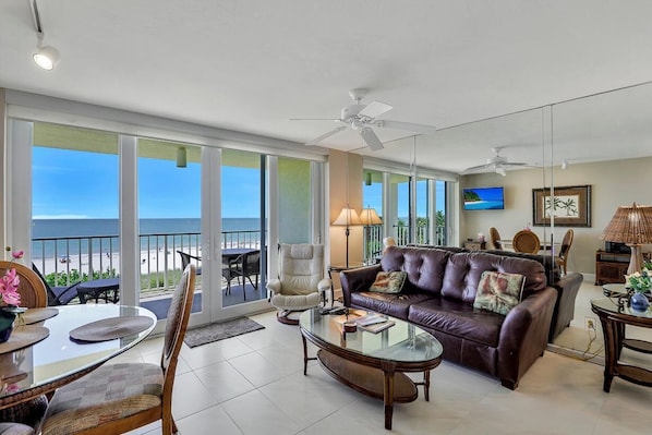 Apartment, 1 King-Bett (Luxurious beachfront condo with glori) | Wohnzimmer | Flachbildfernseher