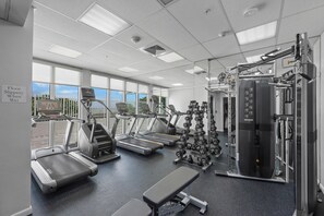 Condo, 1 cama King size (Luxurious beachfront condo with glori) | Sala de fitness