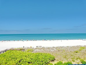 Apartment, 1 King-Bett (Luxurious beachfront condo with glori) | Strand-/Meerblick