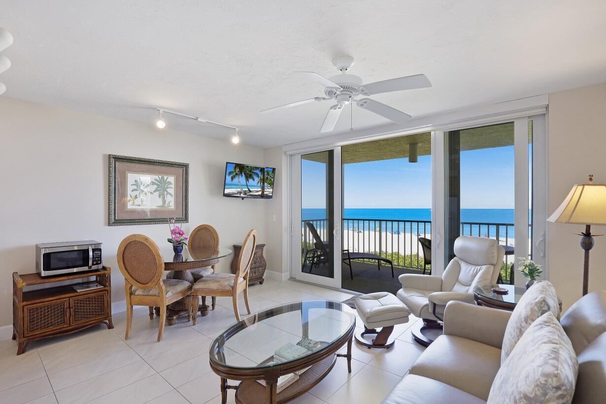 公寓客房, 1 張特大雙人床 (Luxurious beachfront condo with glori) | 起居區 | 平面電視