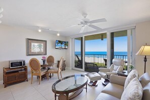 コンドミニアム キングベッド 1 台 (Luxurious beachfront condo with glori) | リビング エリア | 薄型テレビ