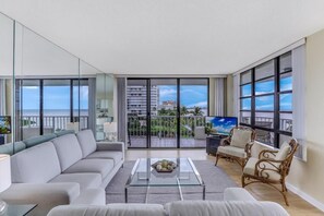 Condo, 1 cama King (Front unit facing beach with wraparou) | Sala de estar | TV de tela plana