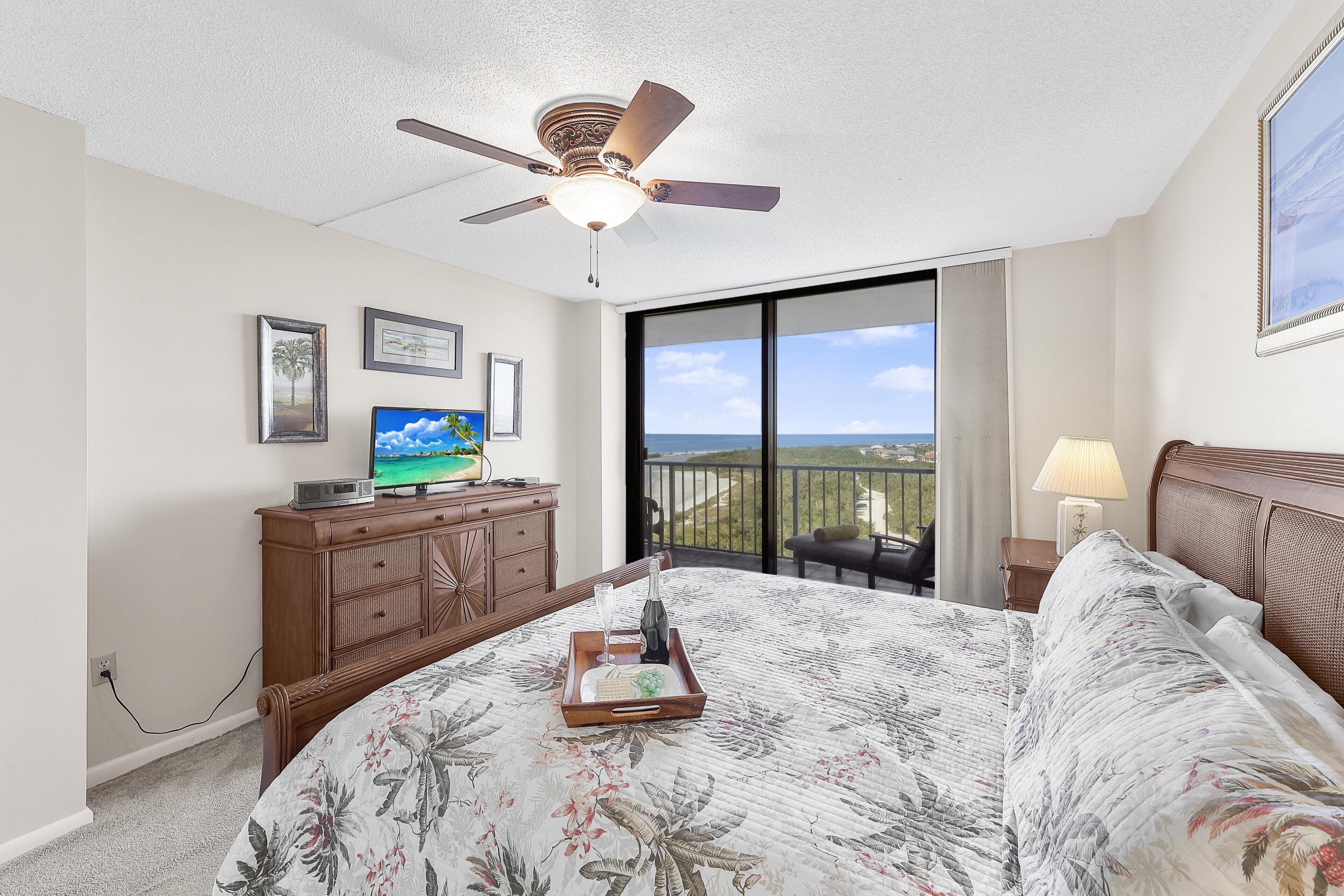 公寓客房, 1 張特大雙人床 (Beachfront condo with pool and ocean ) | 2 間臥室、熨斗/熨衣板、床單