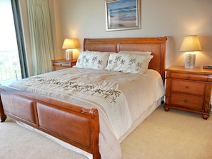 Appartement, 1 kingsize bed (Beachfront condo with pool and ocean ) | 2 slaapkamers, een strijkplank/strijkijzer, beddengoed