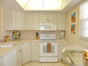Private kitchen - Sands of Marco A-103 (Marco Island)