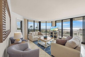 Huoneisto, useita sänkyjä (Stylish beachfront condo with spa/poo) | Oleskelualue | Taulutelevisio