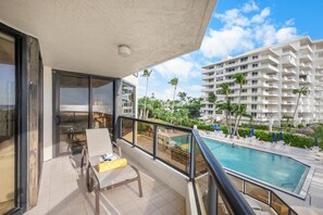 Huoneisto, useita sänkyjä (Stylish beachfront condo with spa/poo) | Terassi/patio