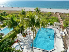 Appartamento, letti multipli (Stylish beachfront condo with spa/poo) | Piscina all'aperto | Una piscina riscaldata