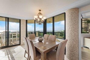 Appartamento, letti multipli (Stylish beachfront condo with spa/poo) | Ristoranti