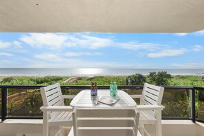 公寓客房, 多張床 (Stylish beachfront condo with spa/poo) | 室外用餐