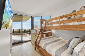 Appartamento, letti multipli (Stylish beachfront condo with spa/poo) | 3 camere, ferro/asse da stiro, lenzuola