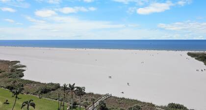 Eye-catching Beachfront Condo With Pool and Nice Views