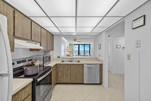 Condo, 1 cama King e sofá-cama (Eye-catching beachfront condo with po) | Cozinha privada | Geladeira, micro-ondas, fogão, cooktop