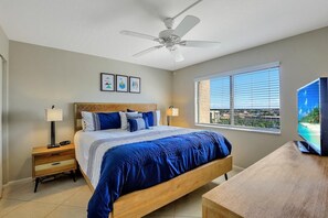 Apartment, 1 King-Bett und Schlafsofa (Inviting beachfront condo with pool, )