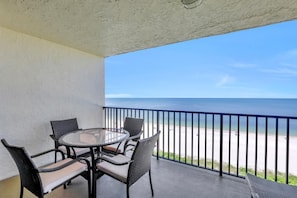 Condo, 1 cama King size y sofá cama (Inviting beachfront condo with pool, ) | Balcón