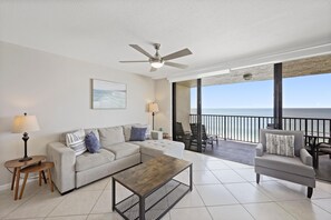 Appartement, 1 kingsize bed met slaapbank (Inviting beachfront condo with pool, ) | Woonruimte | Flatscreentelevisie