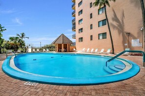 Apartment, 1 King-Bett und Schlafsofa (Inviting beachfront condo with pool, ) | Pool