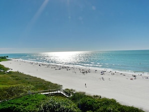 Condo, 1 cama King size y sofá cama (Inviting beachfront condo with pool, ) | Vista a la playa o el mar