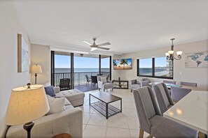 Lejlighed - 1 kingsize-seng med sovesofa (Inviting beachfront condo with pool, ) | Opholdsområde | Fladskærms-tv