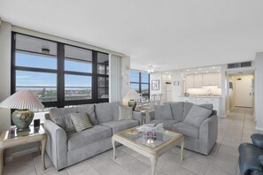 コンドミニアム ベッド (複数台) (Beachfront condo with pool/views from) | リビングルーム | 薄型テレビ